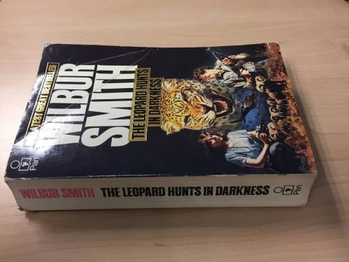 THE LEOPARD HUNTS IN DARKNESS - WILBUR SMITH